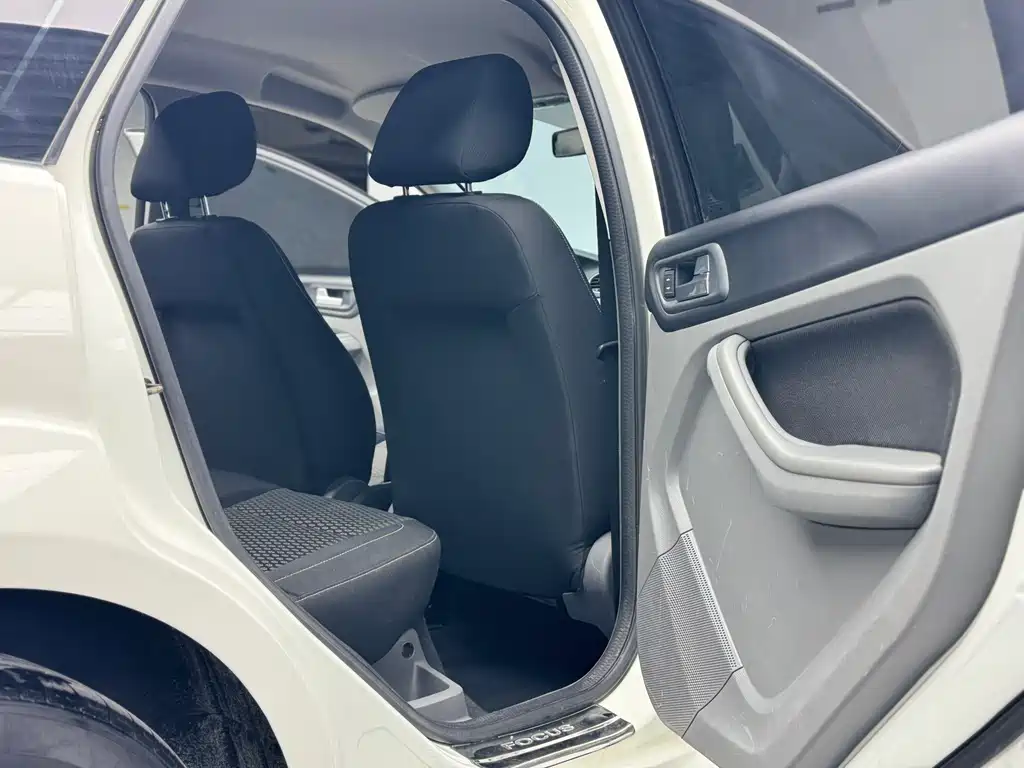 Ford Focus 2015 — фото 12