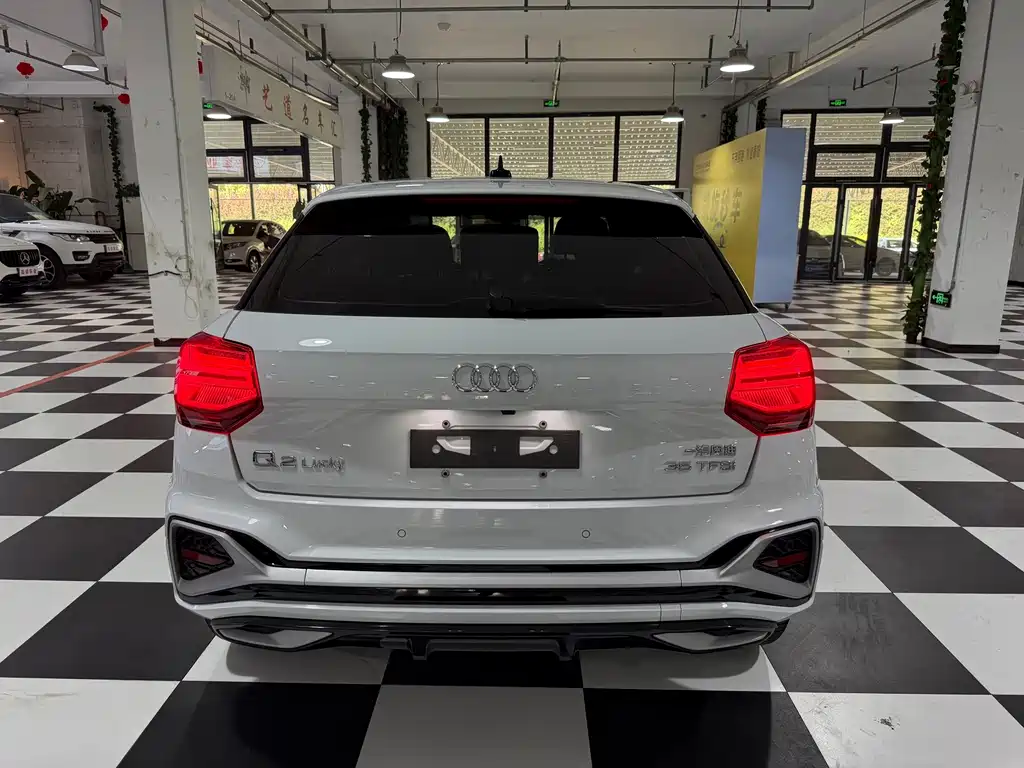 Audi Q2L 2023