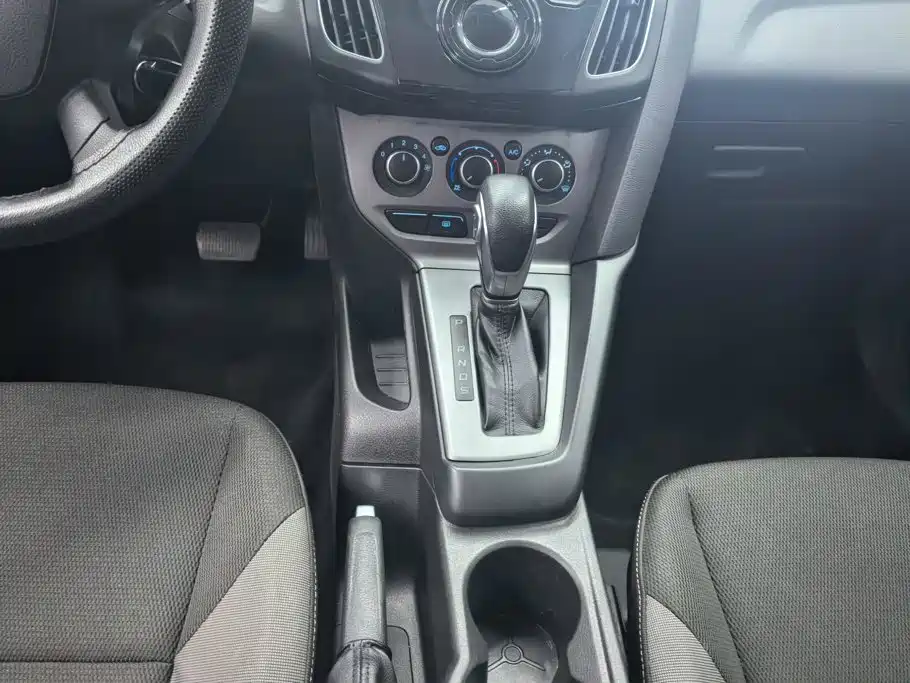 Ford Focus 2013 — фото 16