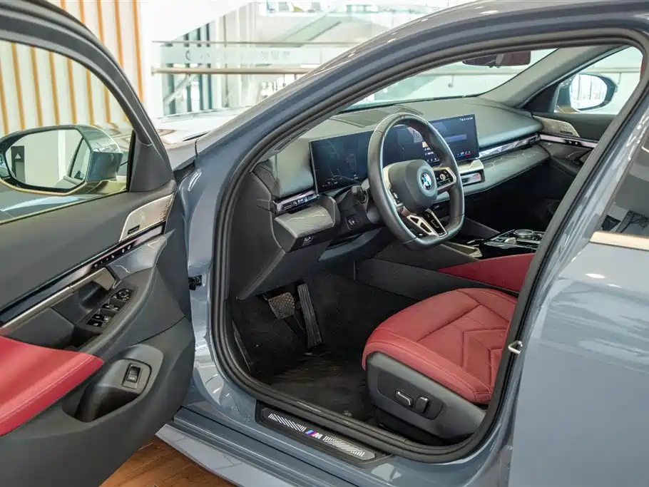 BMW 5 Series 2025 — фото 13