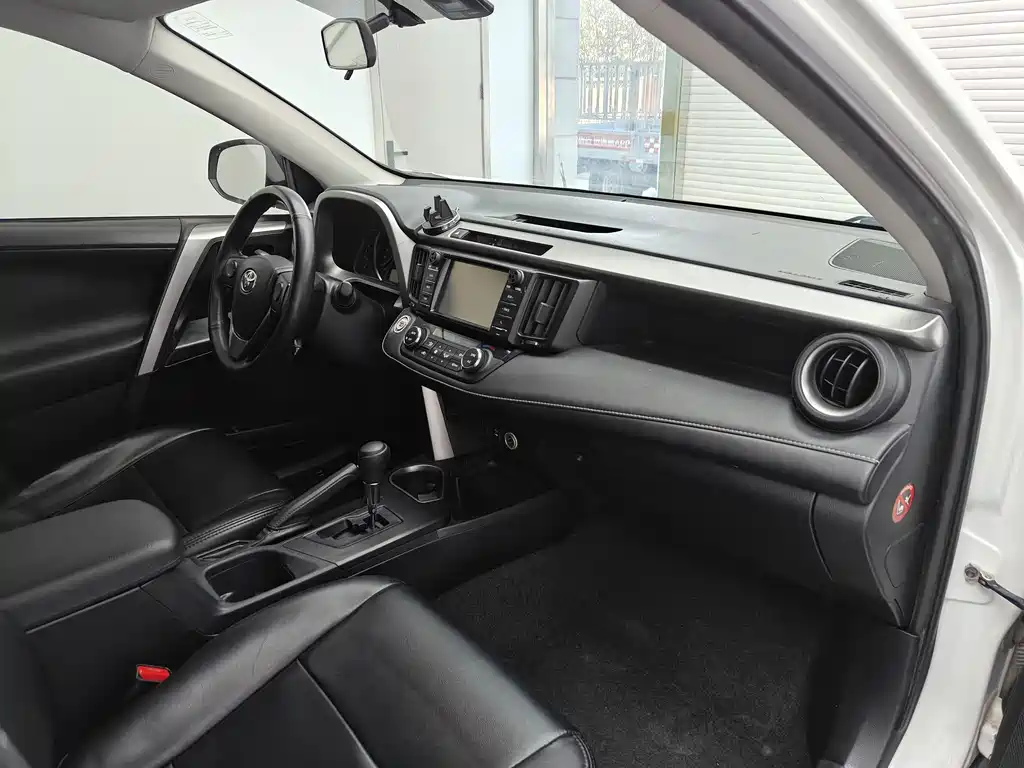Toyota RAV4 2018 — фото 14