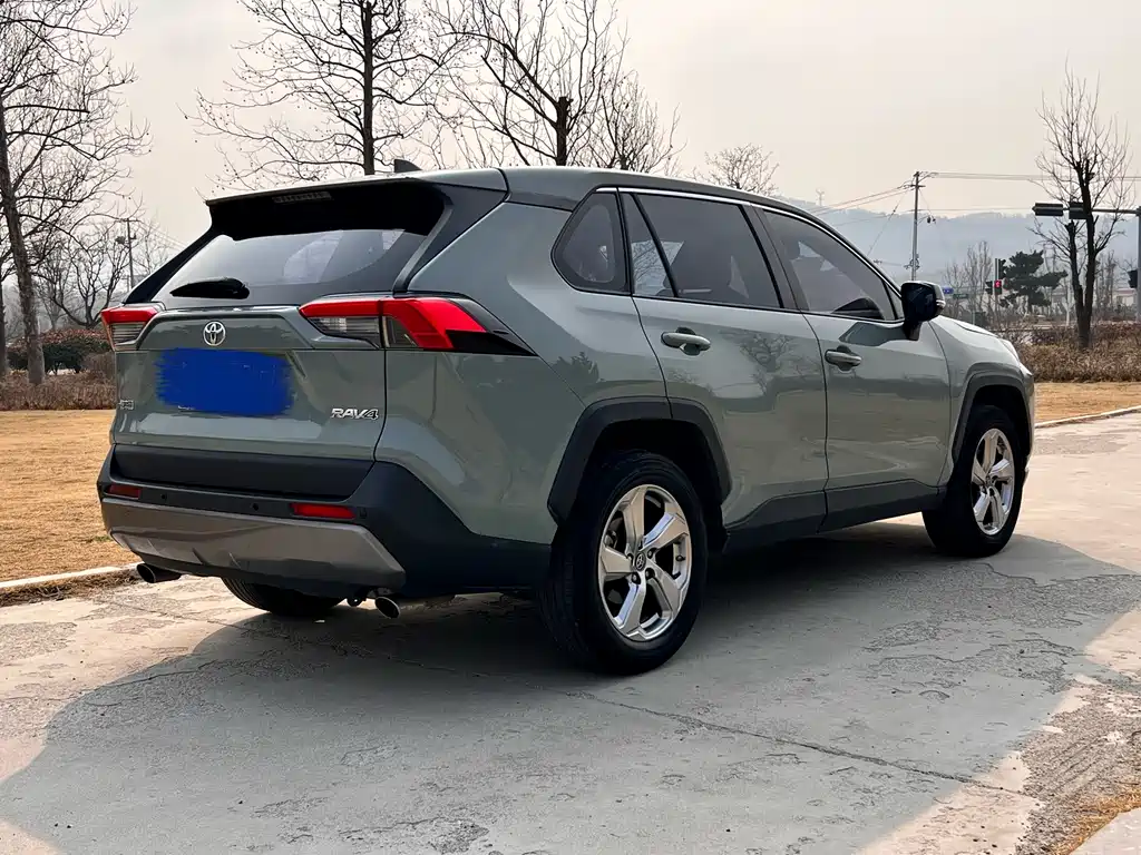 Toyota RAV4 2021 — фото 12