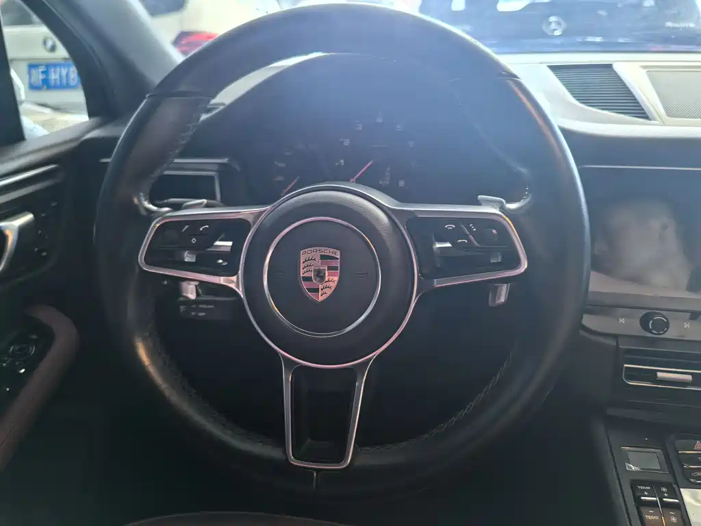 Porsche Macan 2018 — фото 11
