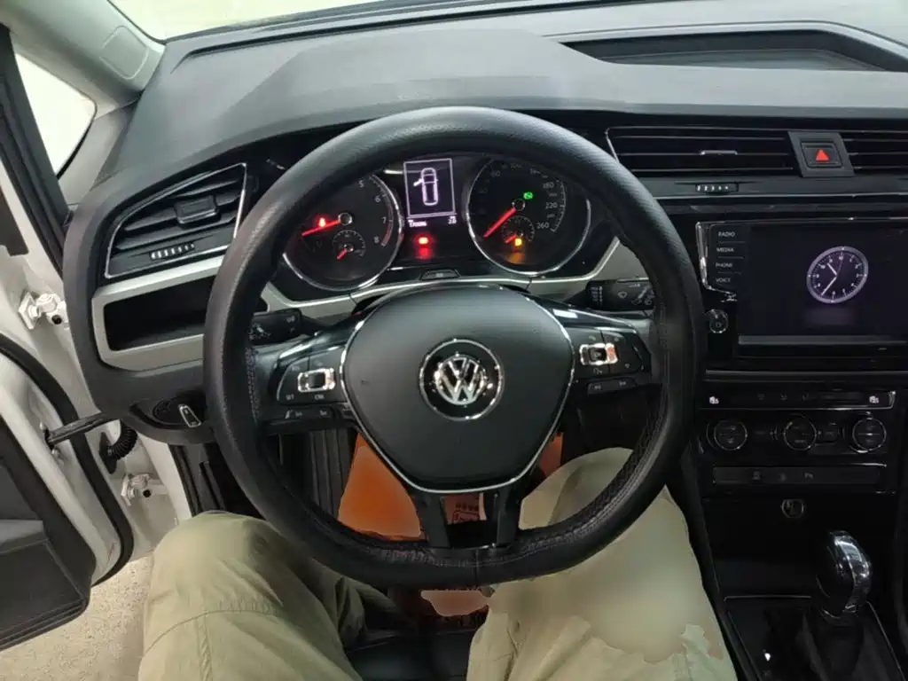 Volkswagen Touran 2018 — фото 11