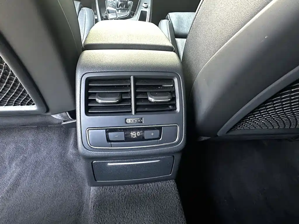 Audi A4L 2025 — фото 8