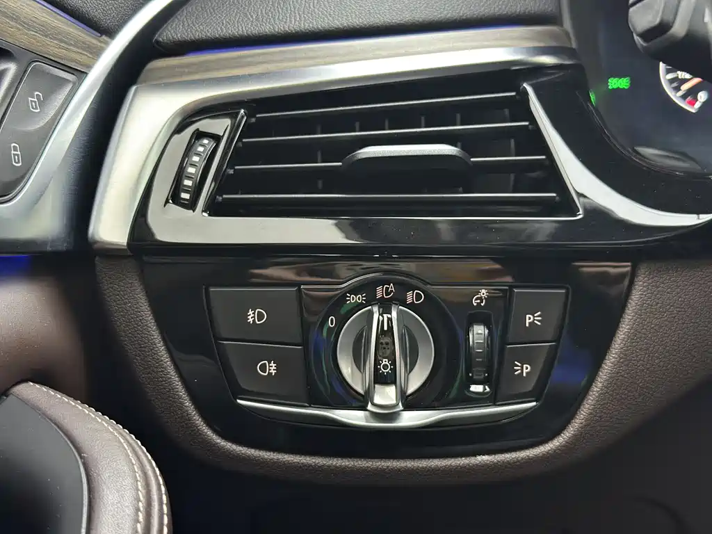 BMW 5 Series New Energy 2019 — фото 12