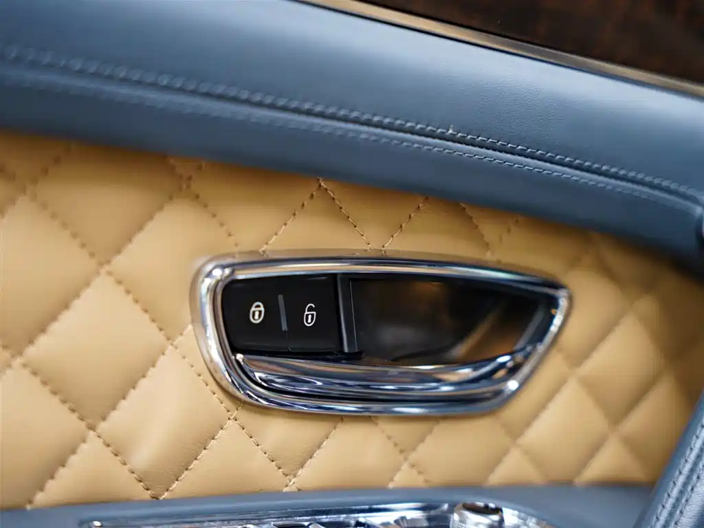 Bentley Bentayga 2017 — фото 31