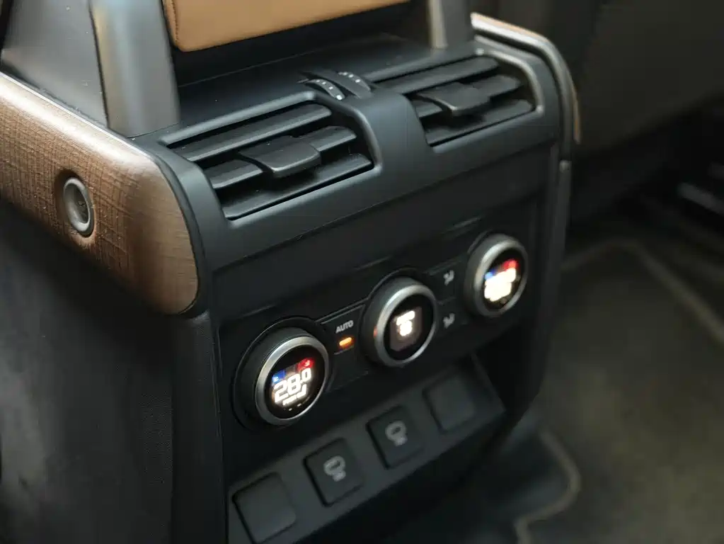 Land Rover Defender 2024 — фото 16