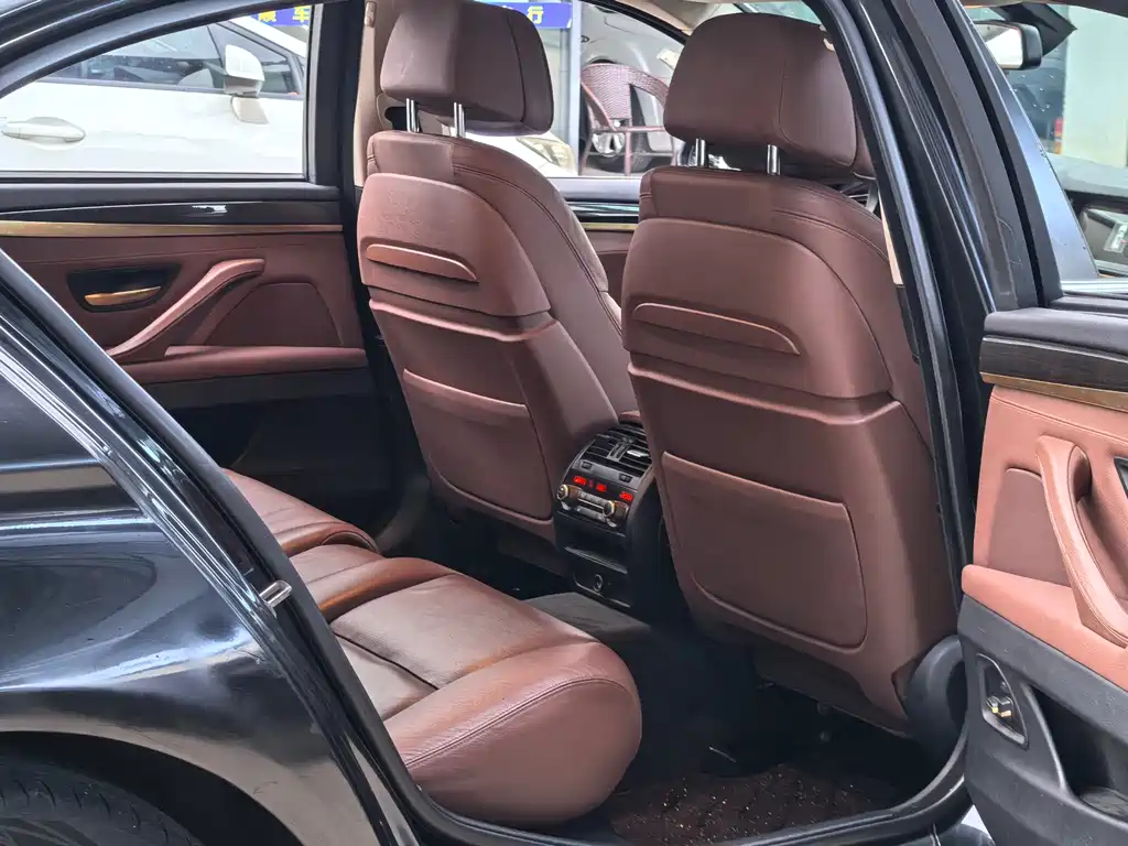 BMW 5 Series 2015 — фото 11