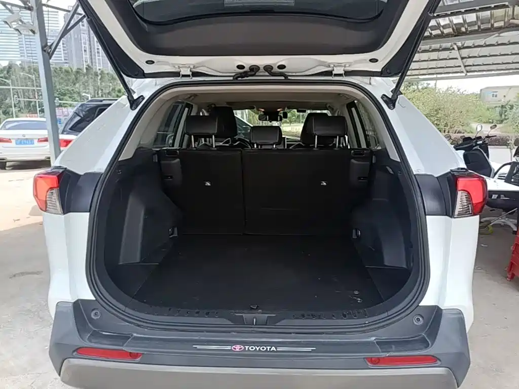 Toyota RAV4 2022 — фото 19
