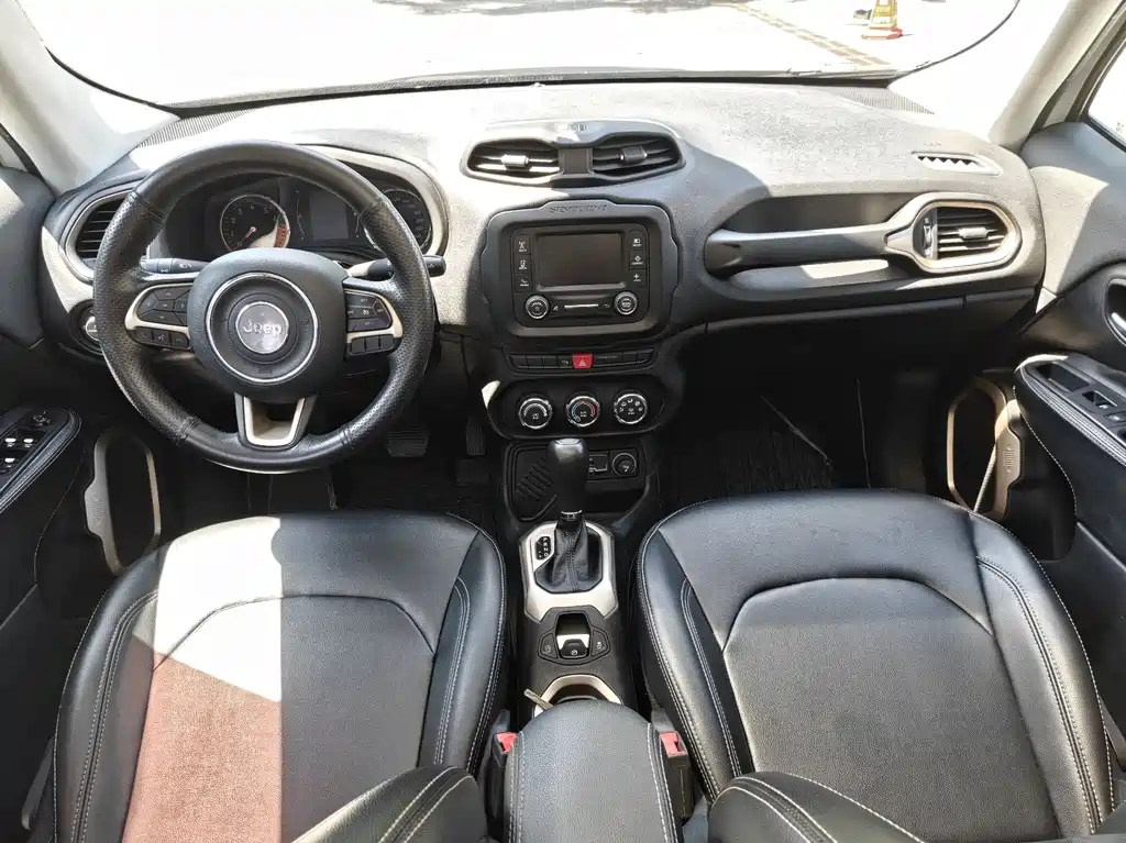 Jeep Renegade 2017 — фото 10