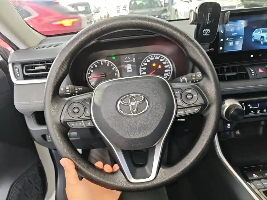 Toyota RAV4 2025 — фото 11