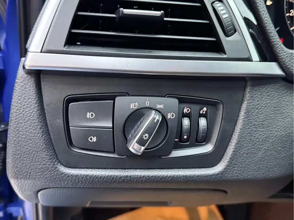 BMW 3 Series 2019 — фото 11