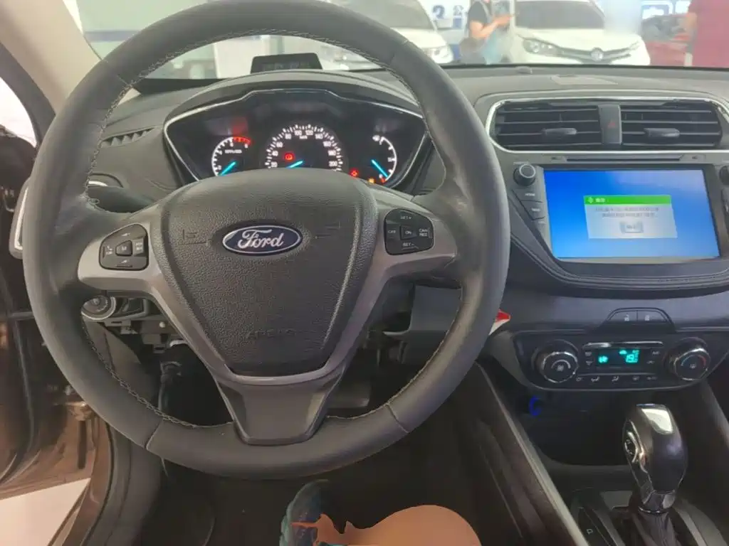 Ford Escort 2017 — фото 10