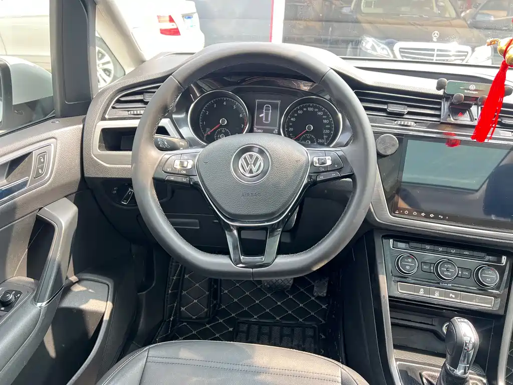 Volkswagen Touran 2017 — фото 15