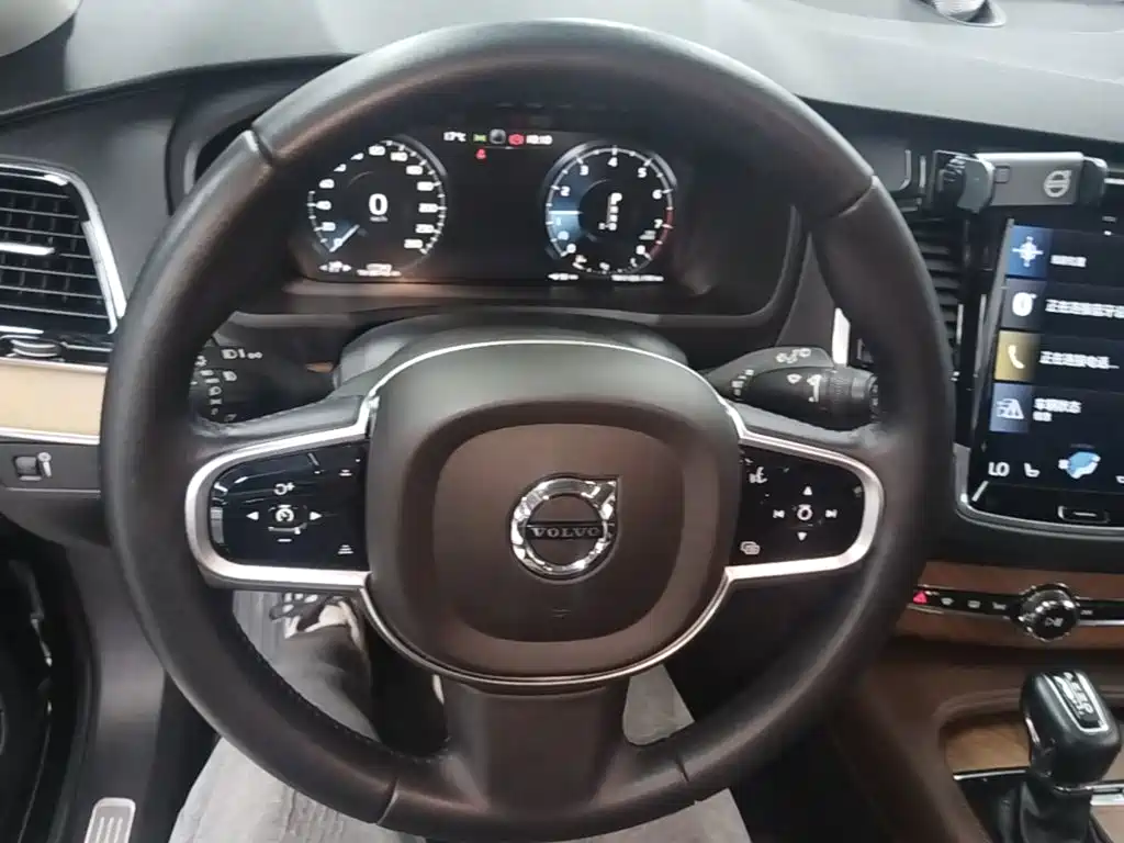 Volvo XC90 2018 — фото 11