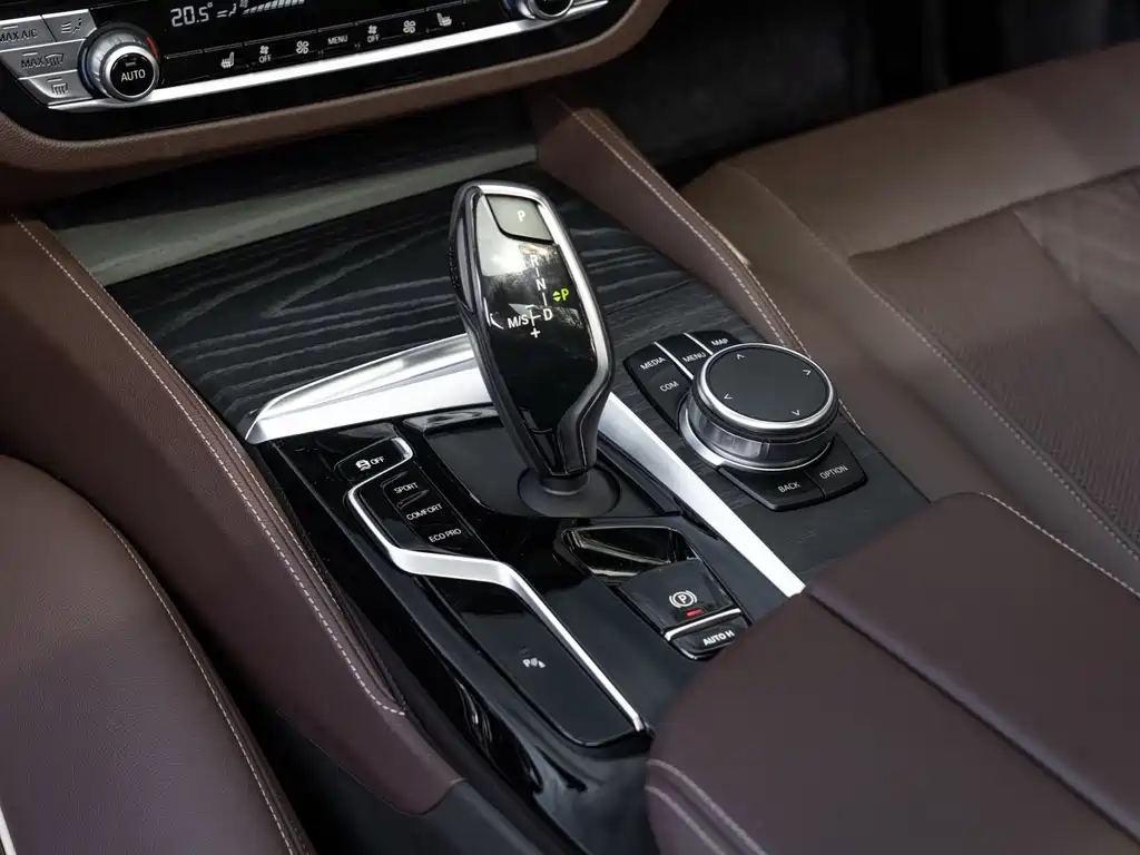 BMW 5 Series 2023 — фото 15