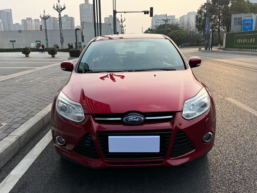 Ford Focus 2012 — фото 10