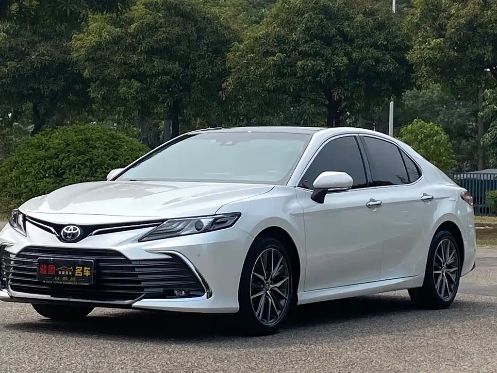 Toyota Camry 2022 — фото 1