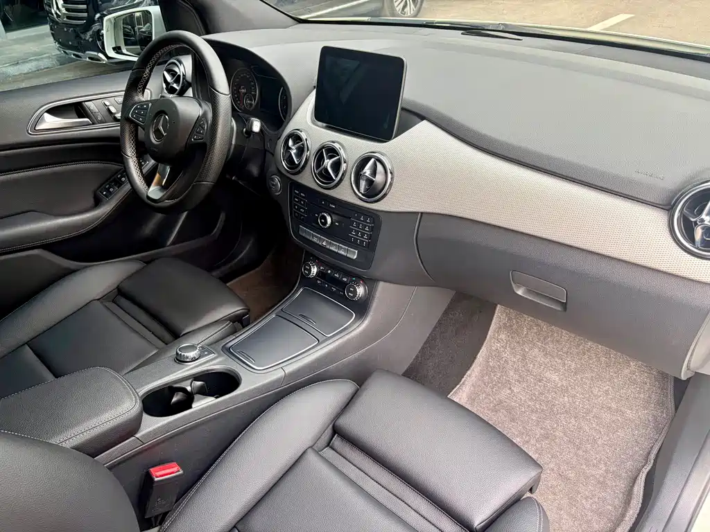 Mercedes-Benz B-Class 2017 — фото 13