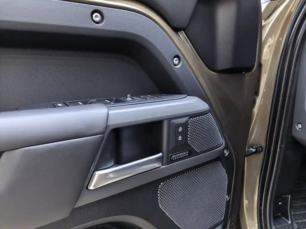 Land Rover Defender 2023 — фото 6