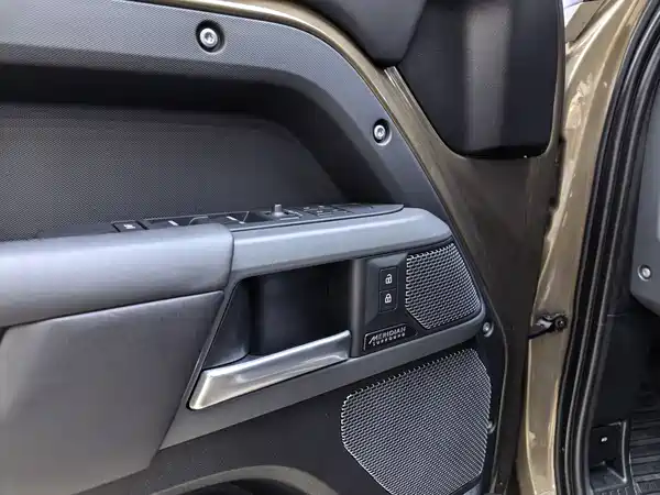 Land Rover Defender 2023