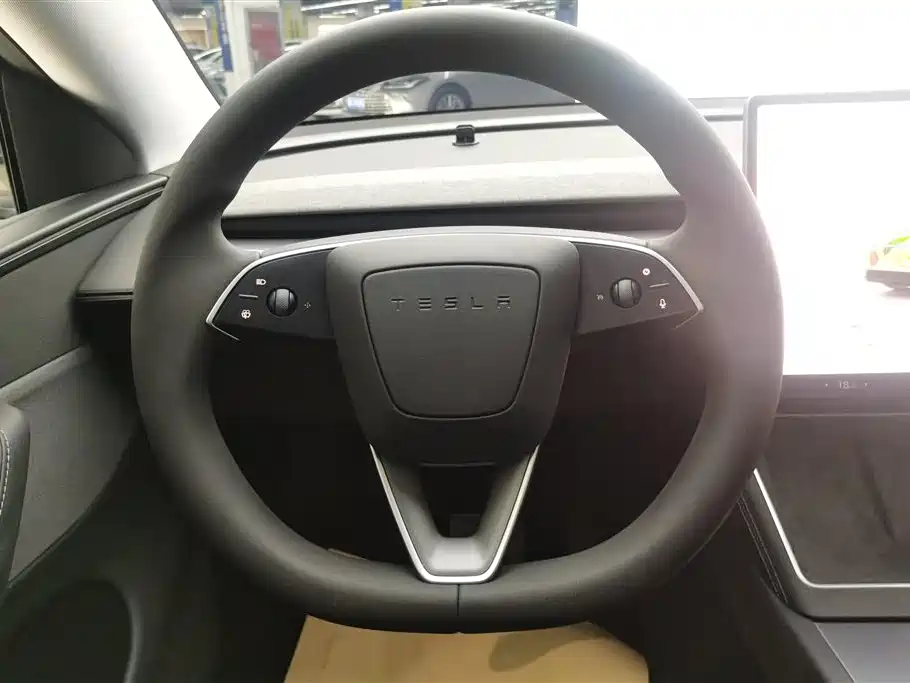 Tesla Model Y 2025 — фото 15