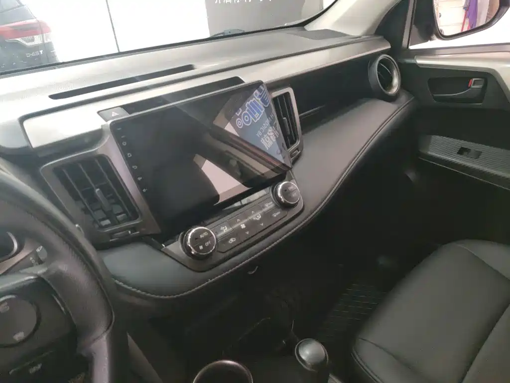 Toyota RAV4 2016 — фото 11
