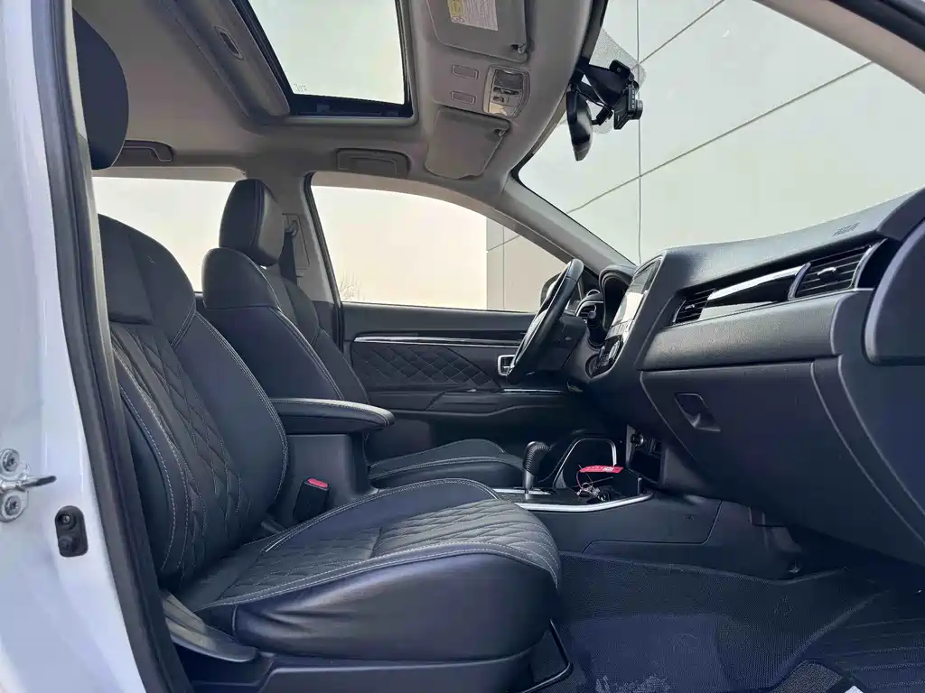 Mitsubishi Outlander 2022 — фото 16