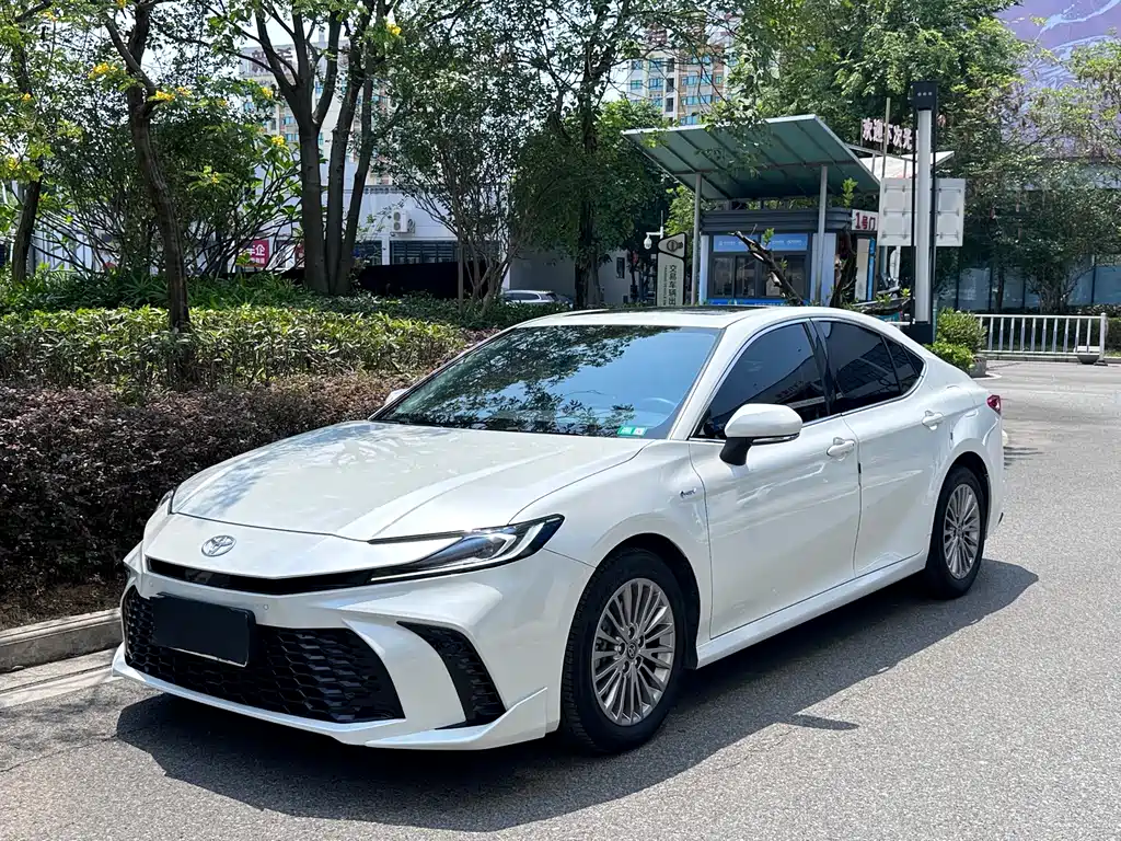 Toyota Camry 2025 — фото 1