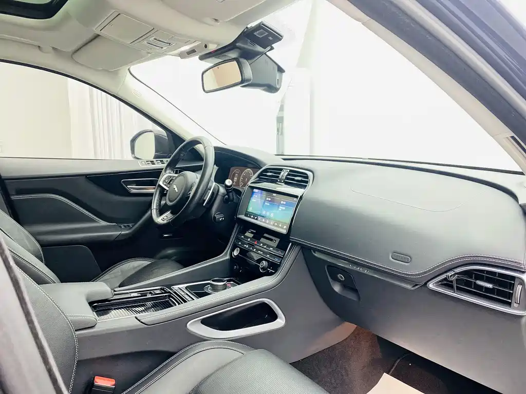 Jaguar F-PACE 2018 — фото 14
