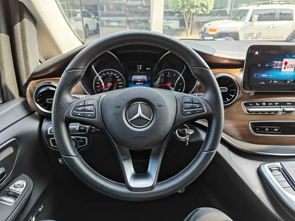 Mercedes-Benz V-Class 2022 — фото 13