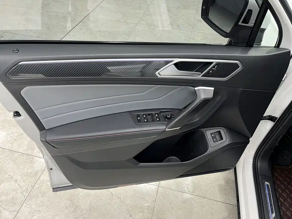 Volkswagen Tiguan L PHEV 2022 — фото 12