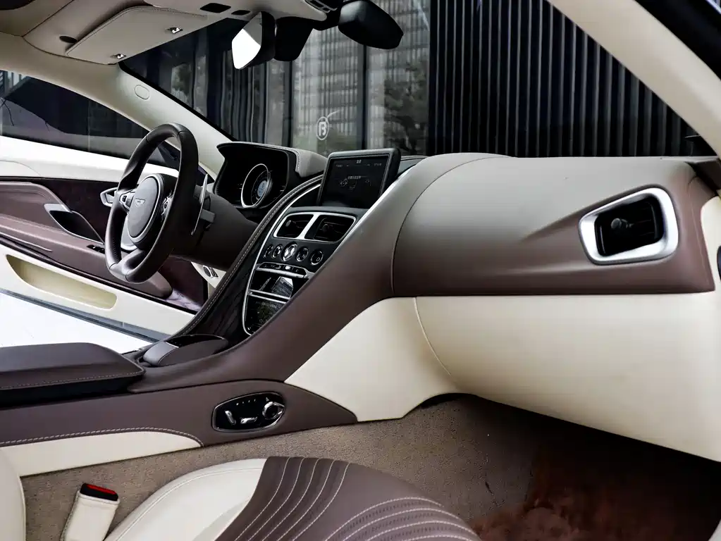 Aston Martin DB11 2018 — фото 11