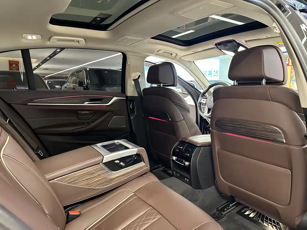 BMW 5 Series 2020 — фото 16