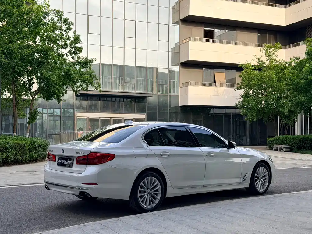 BMW 5 Series 2018 — фото 19