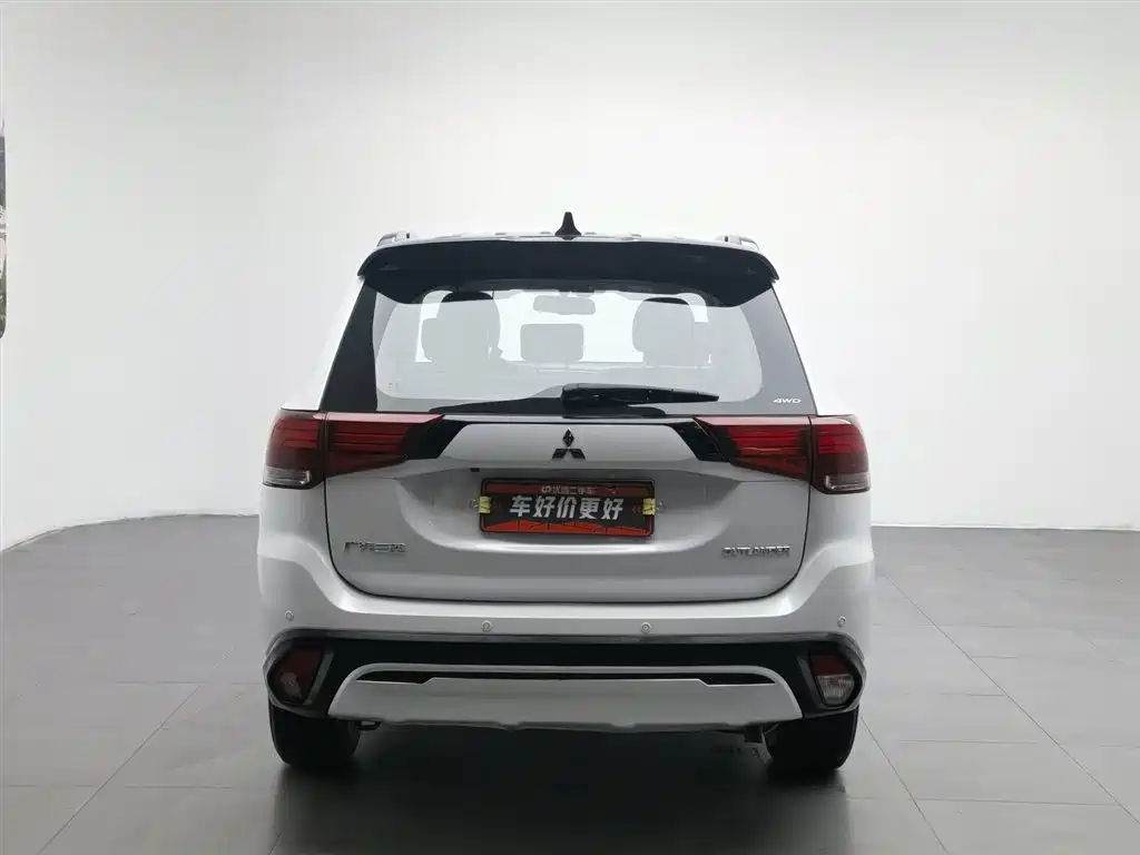 Mitsubishi Outlander 2023 — фото 4