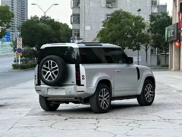 Land Rover Defender 2023