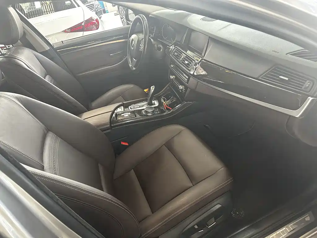 BMW 5 Series 2017 — фото 10