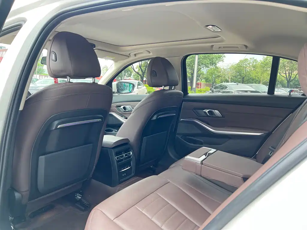 BMW 3 Series 2019 — фото 11