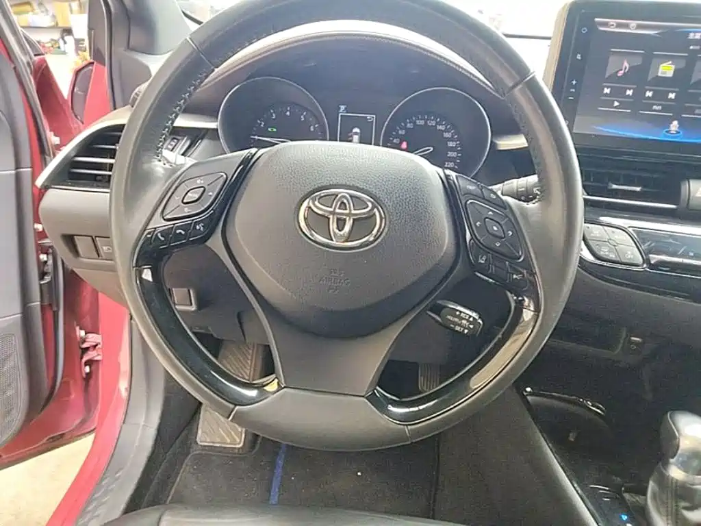 Toyota C-HR 2018 — фото 11