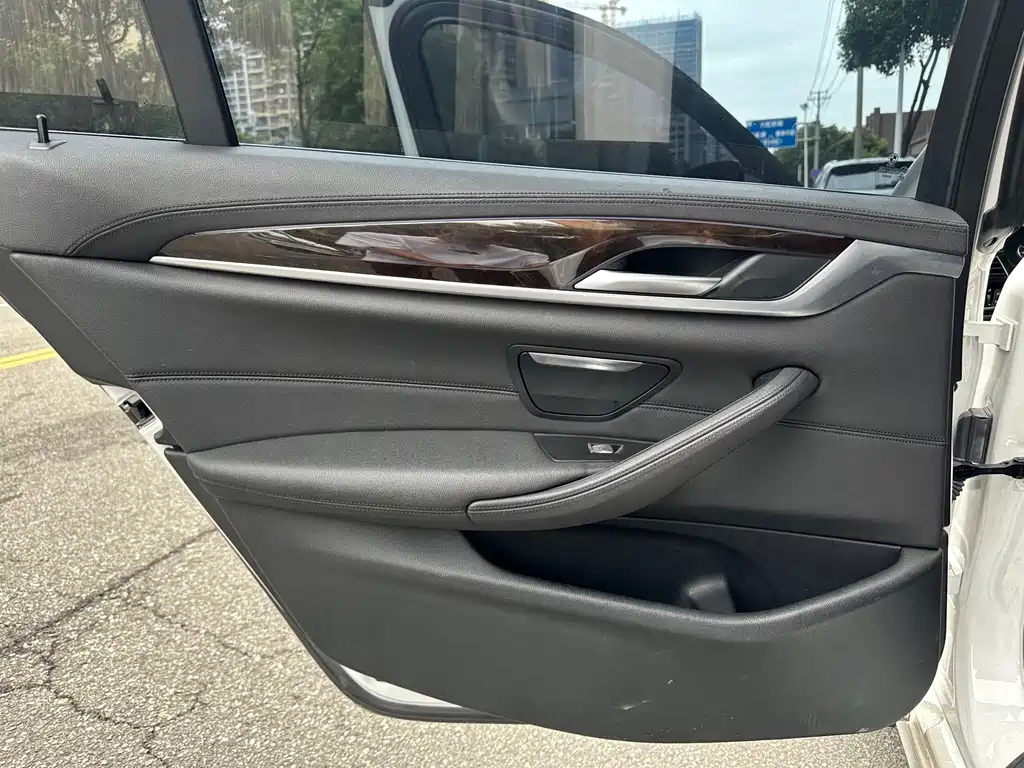 BMW 5 Series 2018 — фото 17
