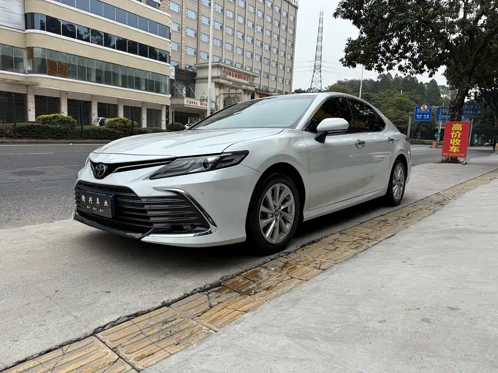 Toyota Camry 2021 — фото 1
