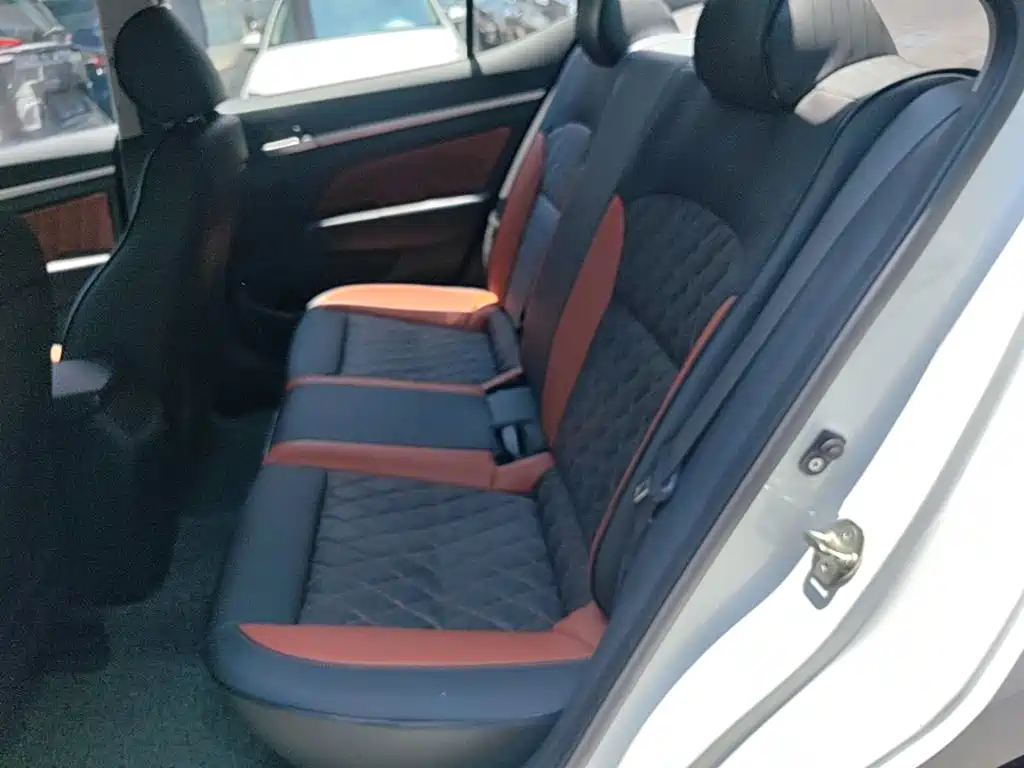 Hyundai Elantra 2017 — фото 17