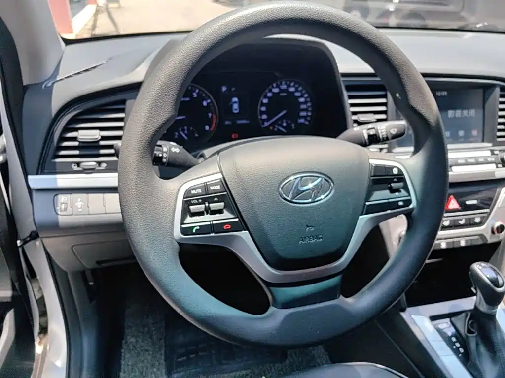Hyundai Elantra 2017 — фото 11