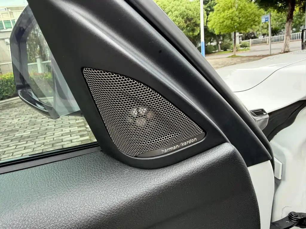 BMW 3 Series 2018 — фото 10