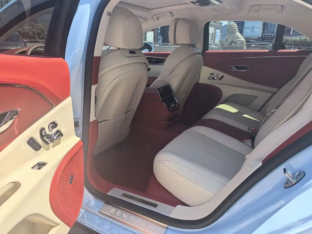 Bentley Flying Spur 2023 — фото 15