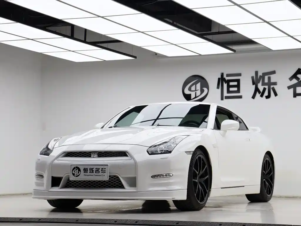 Nissan GT-R 2012 — фото 25