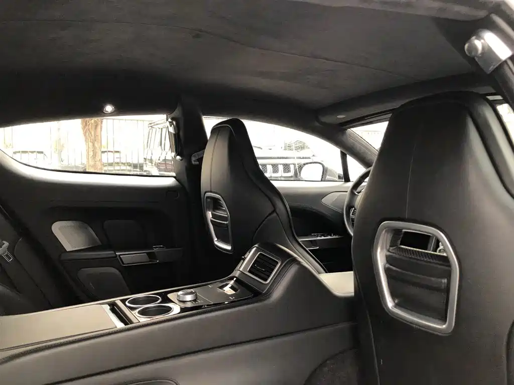 Aston Martin Rapide 2018 — фото 17