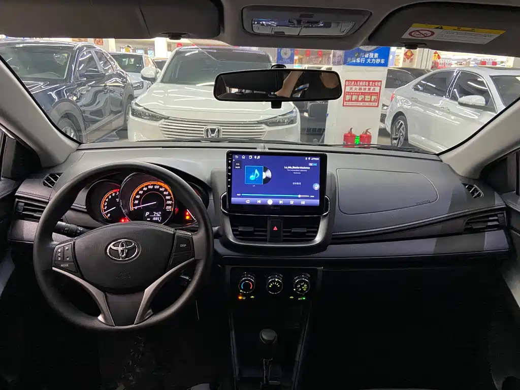 Toyota Yaris L 2023 — фото 9
